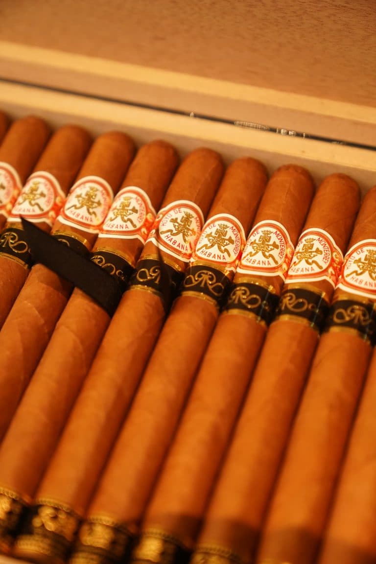 双皇冠特级 GR 2013 DOUBLE CORONAS G.RESERVA (15枝) - 2